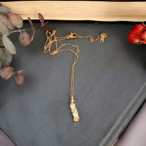 Sieviešu kaklarota ar kulonu zeltainā krāsā