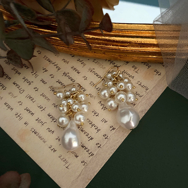 Naiste rippuvad valgete pärlitega kõrvarõngad - kaks mudelit