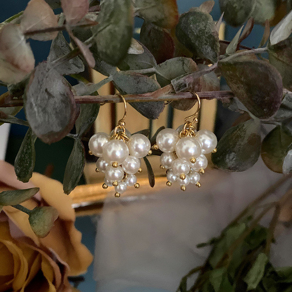 Naiste rippuvad valgete pärlitega kõrvarõngad - kaks mudelit