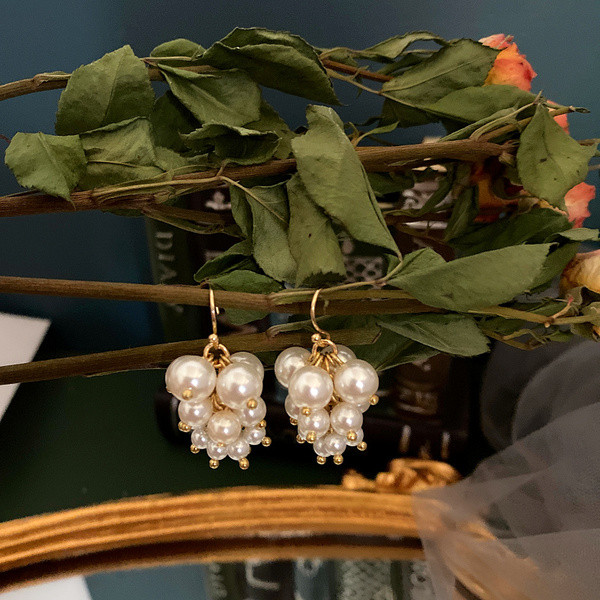 Naiste rippuvad valgete pärlitega kõrvarõngad - kaks mudelit
