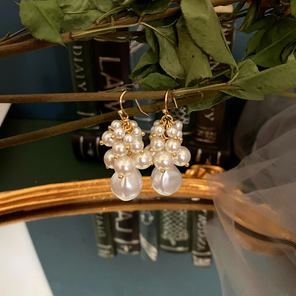 Naiste rippuvad valgete pärlitega kõrvarõngad - kaks mudelit