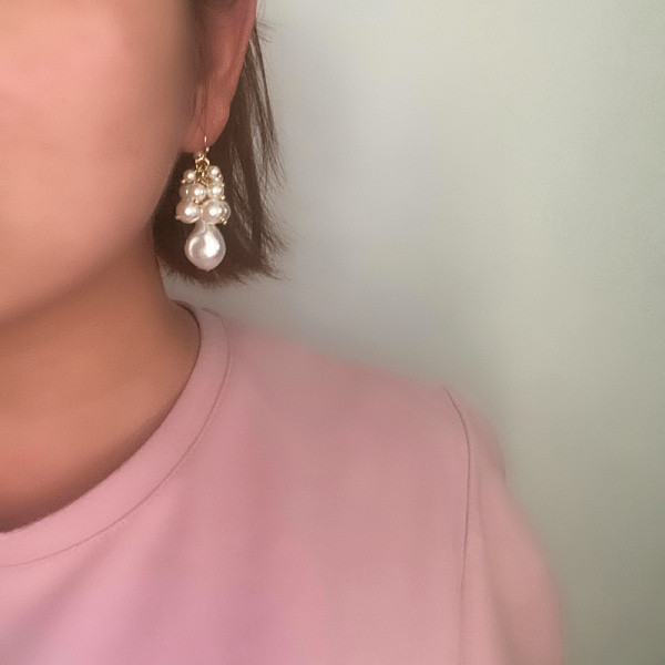 Naiste rippuvad valgete pärlitega kõrvarõngad - kaks mudelit