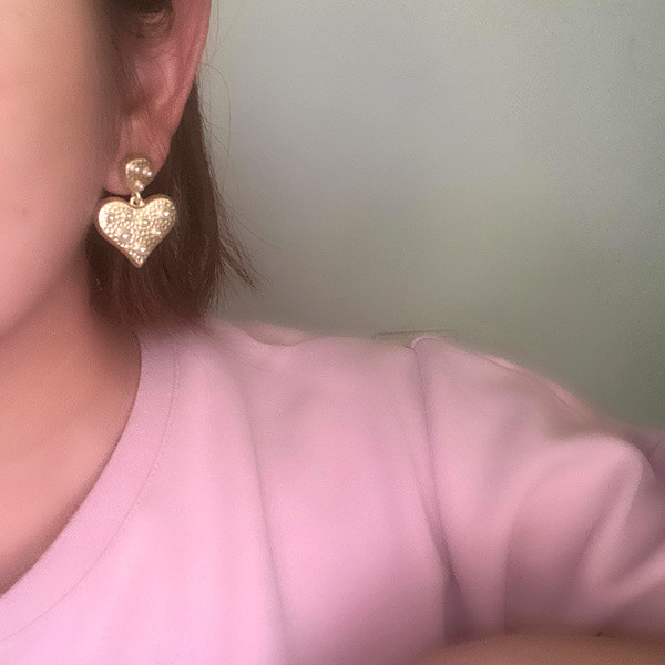 Γυναικεία σκουλαρίκια και πέτρες σε σχήμα καρδιάς