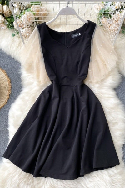 Fekete színű, V-nyakú női ruha