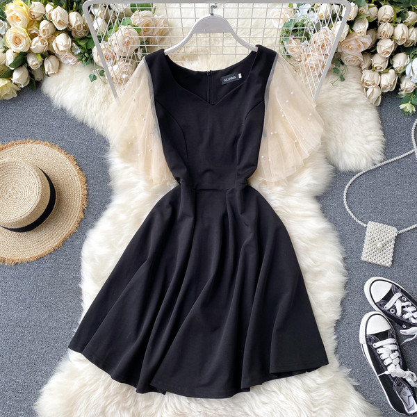 Fekete színű, V-nyakú női ruha