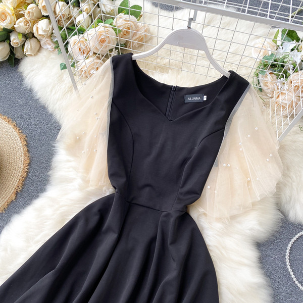 Fekete színű, V-nyakú női ruha