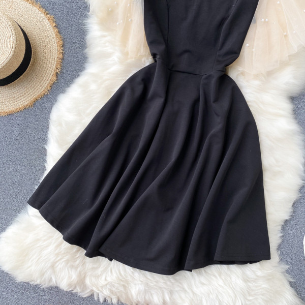 Fekete színű, V-nyakú női ruha