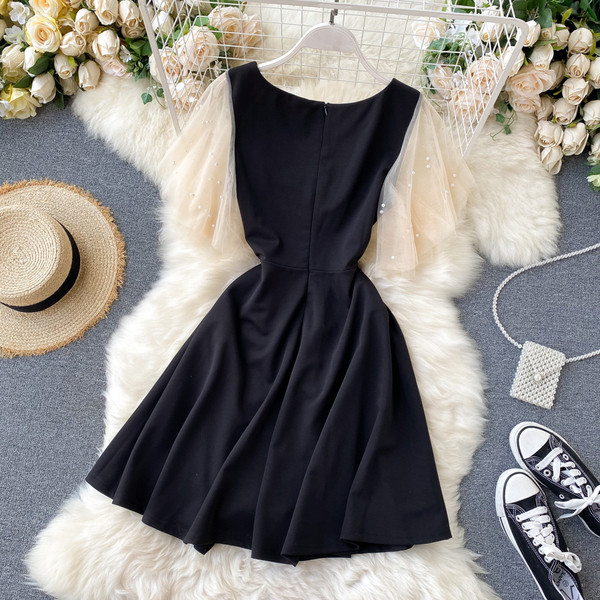 Fekete színű, V-nyakú női ruha