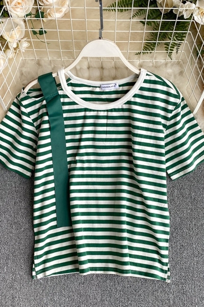 Sieviešu svītraina blūze ar ovālu kakla izgriezumu un īsām piedurknēm