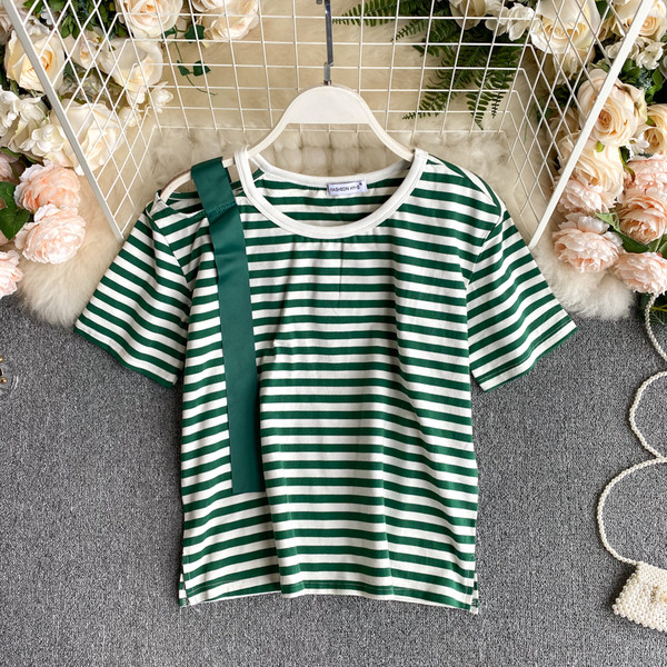 Sieviešu svītraina blūze ar ovālu kakla izgriezumu un īsām piedurknēm