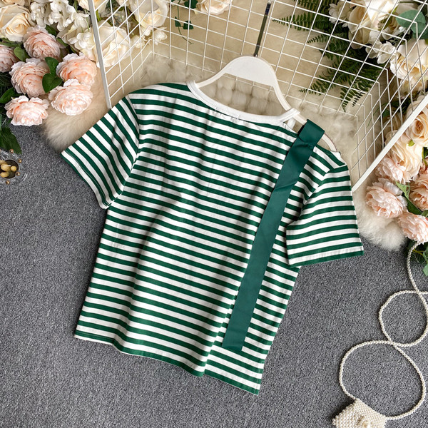 Sieviešu svītraina blūze ar ovālu kakla izgriezumu un īsām piedurknēm