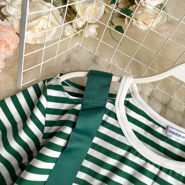 Sieviešu svītraina blūze ar ovālu kakla izgriezumu un īsām piedurknēm