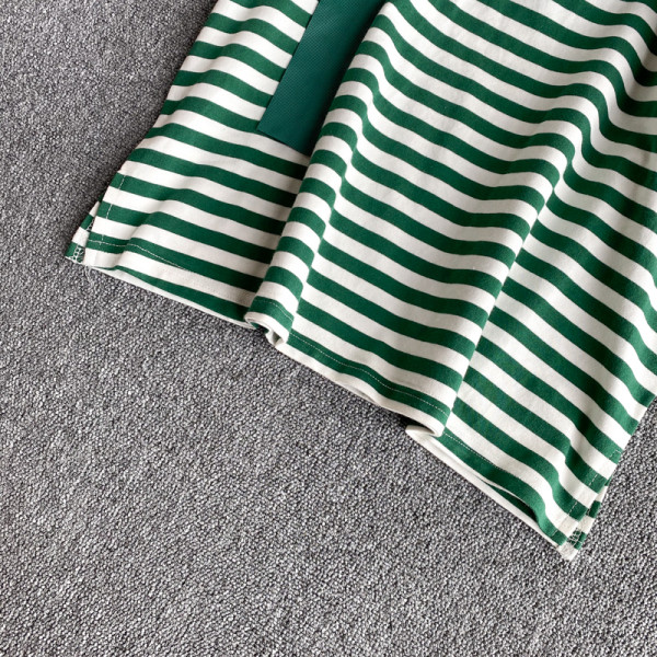 Sieviešu svītraina blūze ar ovālu kakla izgriezumu un īsām piedurknēm