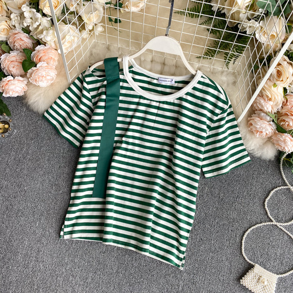 Sieviešu svītraina blūze ar ovālu kakla izgriezumu un īsām piedurknēm