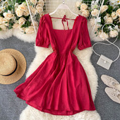 Női ruha rövid ujjal és szögletes nyakkivágással