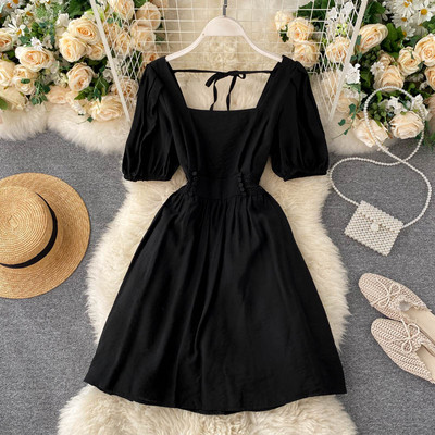 Női ruha rövid ujjal és szögletes nyakkivágással