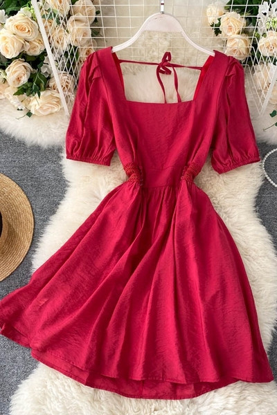 Női ruha rövid ujjal és szögletes nyakkivágással