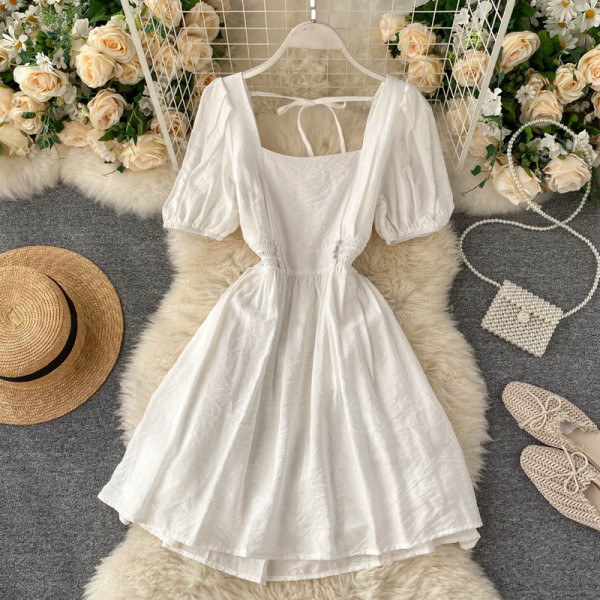 Női ruha rövid ujjal és szögletes nyakkivágással