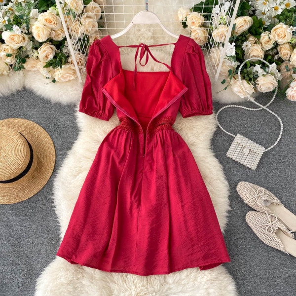 Női ruha rövid ujjal és szögletes nyakkivágással