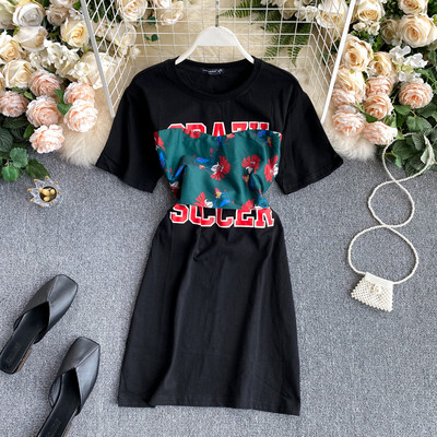 Sportiska ikdienas sieviešu kleita ar īsām piedurknēm un ovālu kakla izgriezumu