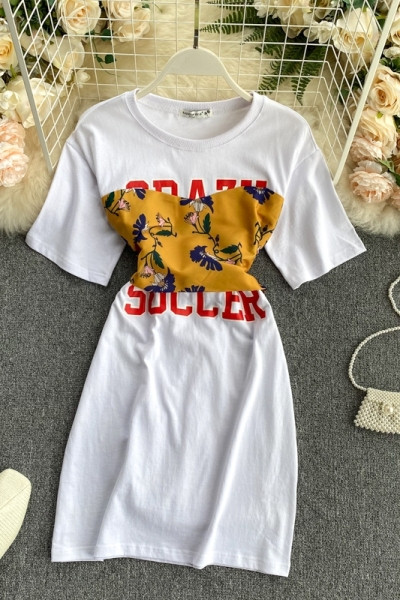 Sportiska ikdienas sieviešu kleita ar īsām piedurknēm un ovālu kakla izgriezumu