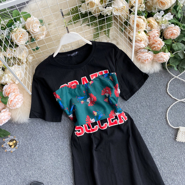 Sportiska ikdienas sieviešu kleita ar īsām piedurknēm un ovālu kakla izgriezumu