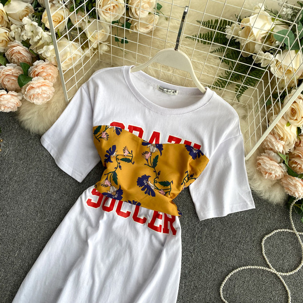 Sportiska ikdienas sieviešu kleita ar īsām piedurknēm un ovālu kakla izgriezumu