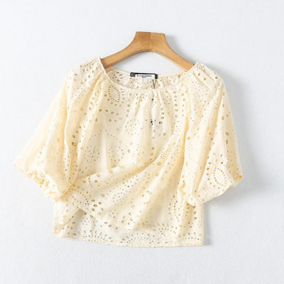 Sieviešu vasaras blūze ar izšuvumu - plats modelis