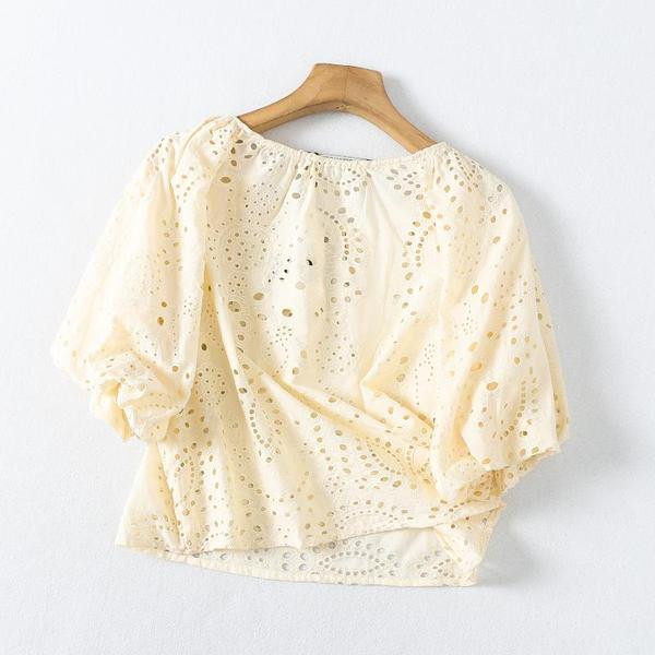 Sieviešu vasaras blūze ar izšuvumu - plats modelis