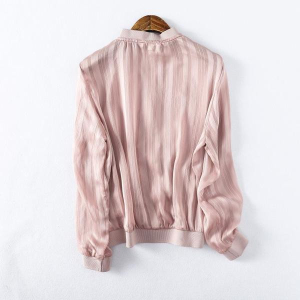 Sieviešu pavasara-rudens jaka ar spīdīgu efektu