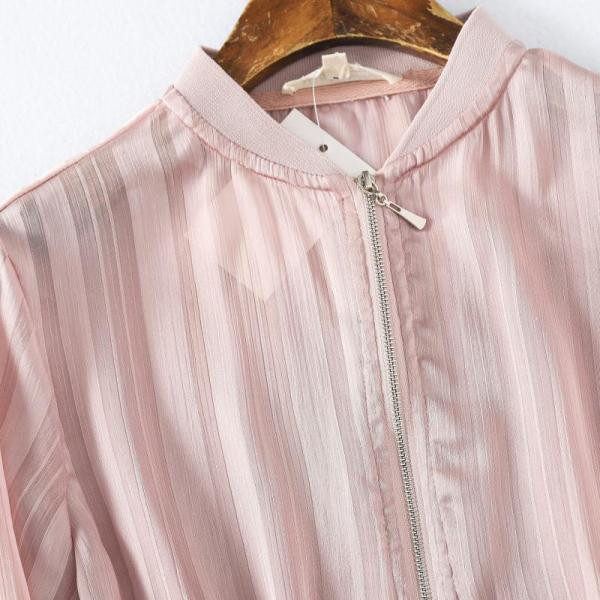 Sieviešu pavasara-rudens jaka ar spīdīgu efektu