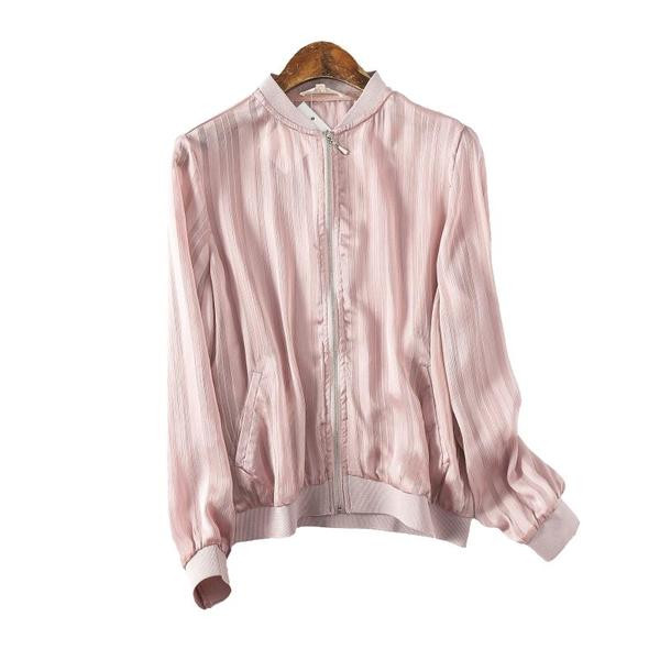 Sieviešu pavasara-rudens jaka ar spīdīgu efektu