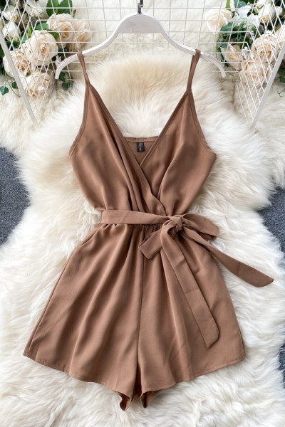 Ženski kratki kombinezon s tankim naramenicama i trakom u struku