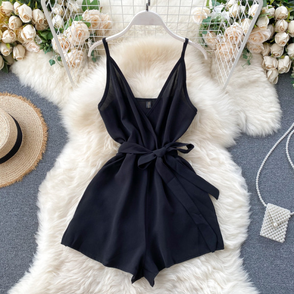 Ženski kratki kombinezon s tankim naramenicama i trakom u struku