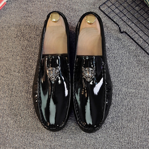 Metallist kaunistuse ja lameda tallaga pidulikud meeste kingad