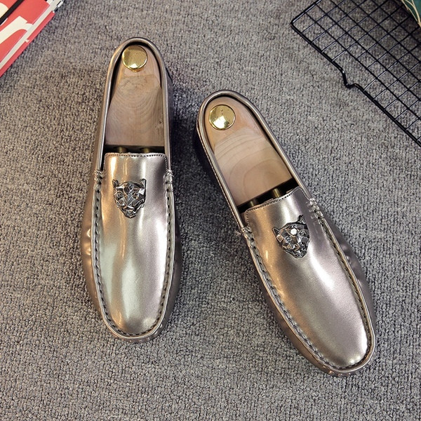 Metallist kaunistuse ja lameda tallaga pidulikud meeste kingad