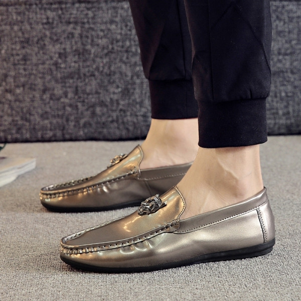 Metallist kaunistuse ja lameda tallaga pidulikud meeste kingad