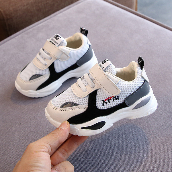 Kahes värvitoonis kleebisega igapäevased laste tossud