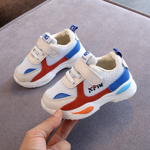 Kahes värvitoonis kleebisega igapäevased laste tossud