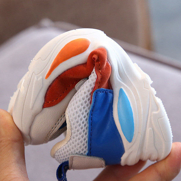 Kahes värvitoonis kleebisega igapäevased laste tossud