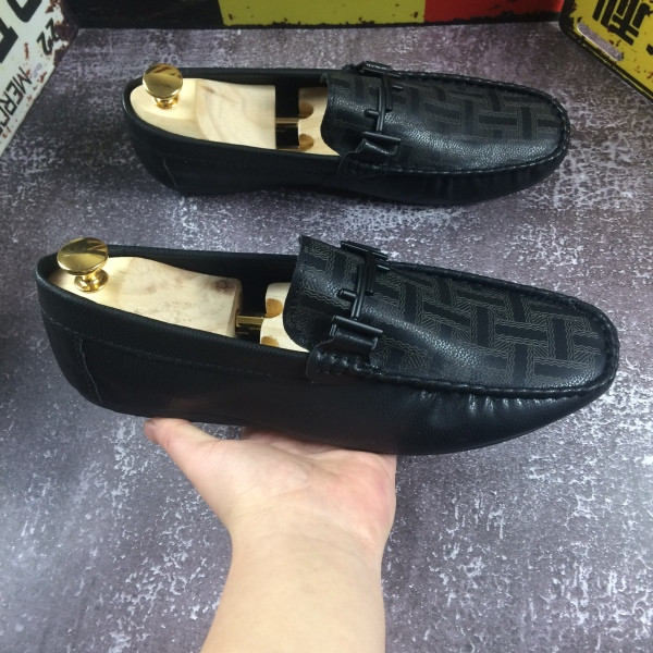 Vīriešu ādas apavi ar plakanu zoli