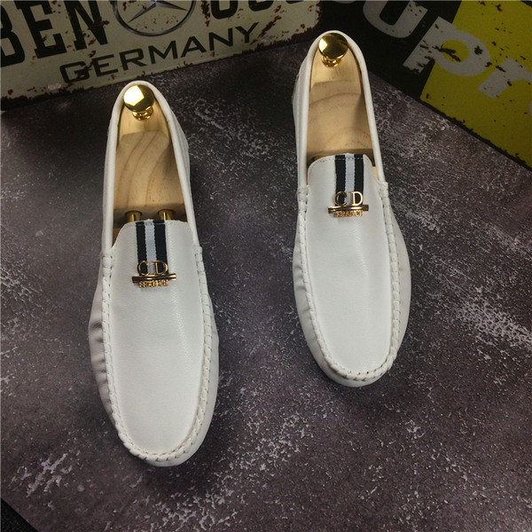 Eko bőrből készült formális férfi cipő, lapos talppal, fém díszítéssel