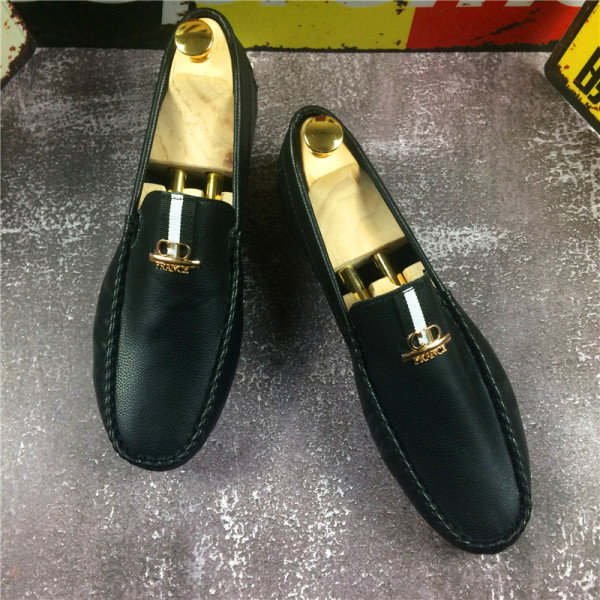 Eko bőrből készült formális férfi cipő, lapos talppal, fém díszítéssel