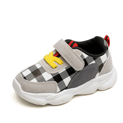 Valge ja musta värvi kleebisega vabaaja tossud lastele