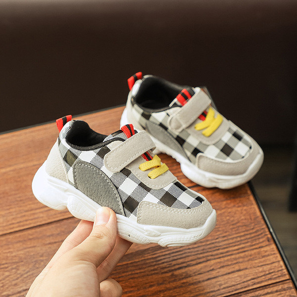 Valge ja musta värvi kleebisega vabaaja tossud lastele