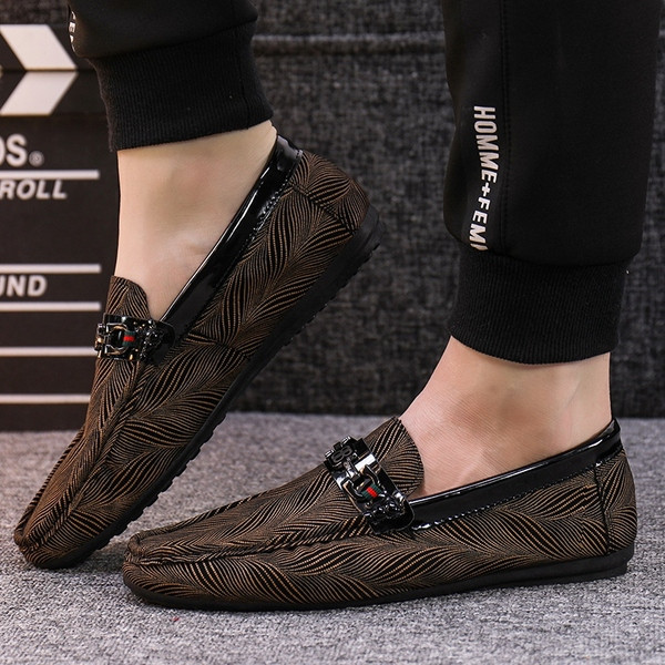 Ανδρικά επίσημα παπούτσια με επίπεδη σόλα και μεταλλικό στοιχείο