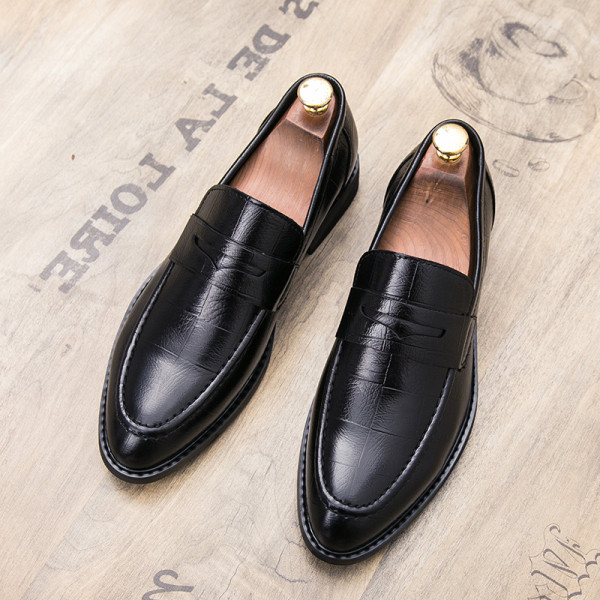 Vienkārša modeļa vīriešu formālas smailas kurpes ar plakanu zoli