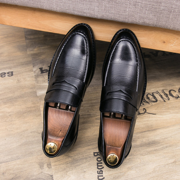 Vienkārša modeļa vīriešu formālas smailas kurpes ar plakanu zoli