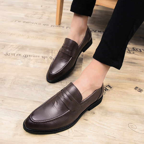 Vienkārša modeļa vīriešu formālas smailas kurpes ar plakanu zoli