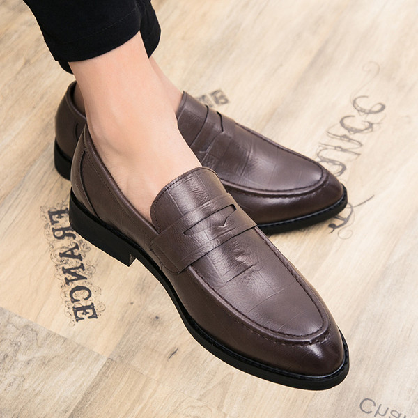 Vienkārša modeļa vīriešu formālas smailas kurpes ar plakanu zoli